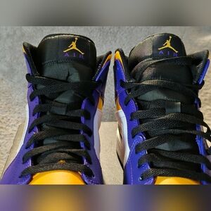 AIR JORDAN 1 MID LA LAKERS COLORWAY (Dark Concord/Taxi White/Black) *MSRP $355*